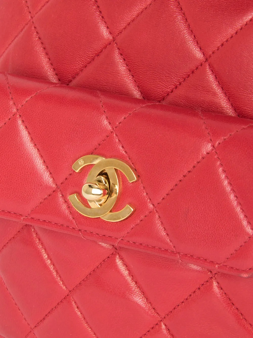 Pre-OwnedCHANEL Pre-Ownedquilted chain backpack