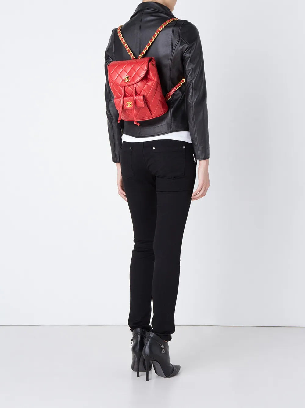 Pre-OwnedCHANEL Pre-Ownedquilted chain backpack