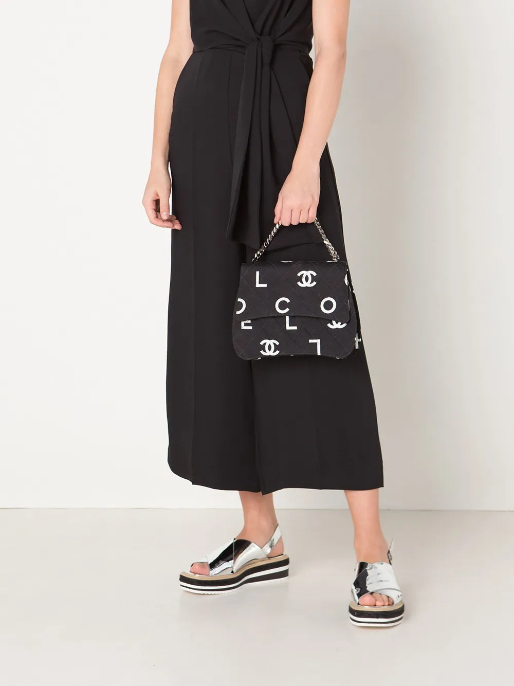 Pre-OwnedCHANEL Pre-Ownedlogo print quilted tote