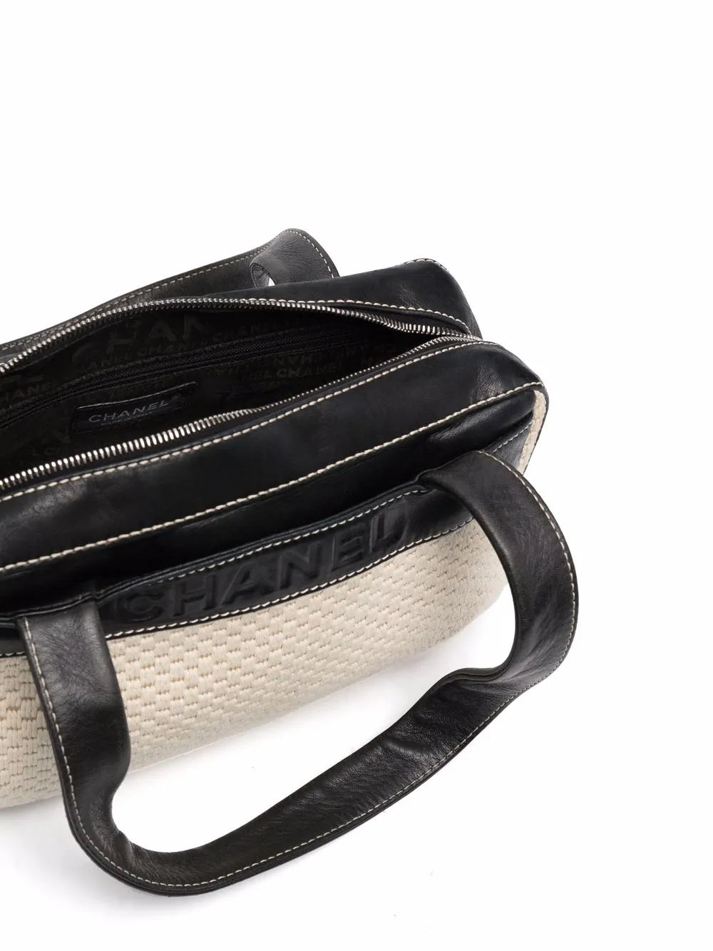 Pre-OwnedCHANEL Pre-Owned2004-2005 knitted debossed-logo shoulder bag