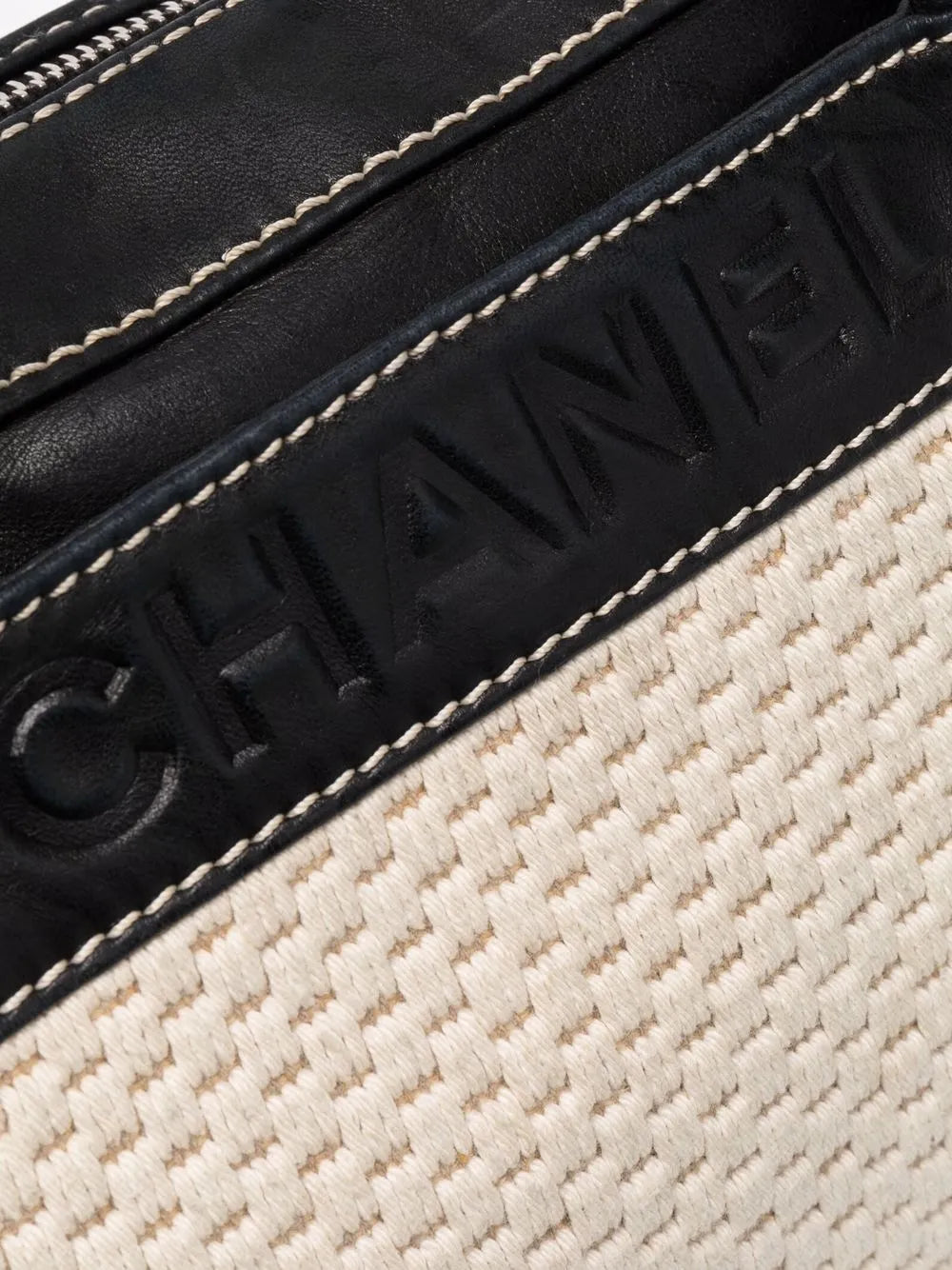 Pre-OwnedCHANEL Pre-Owned2004-2005 knitted debossed-logo shoulder bag