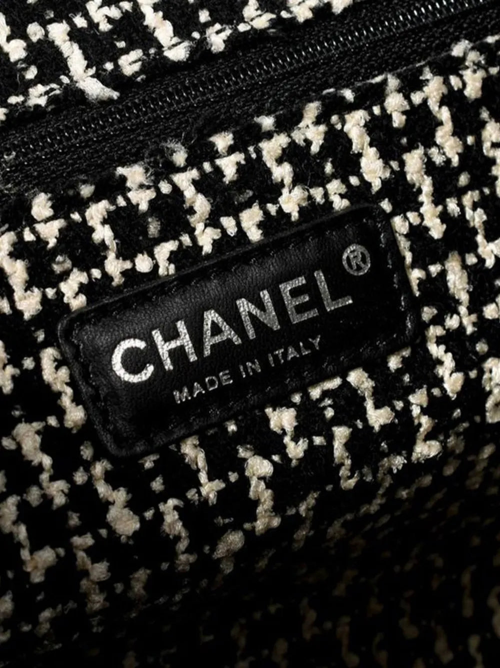 Pre-OwnedCHANEL Pre-Ownedlimited edition fringed tote bag