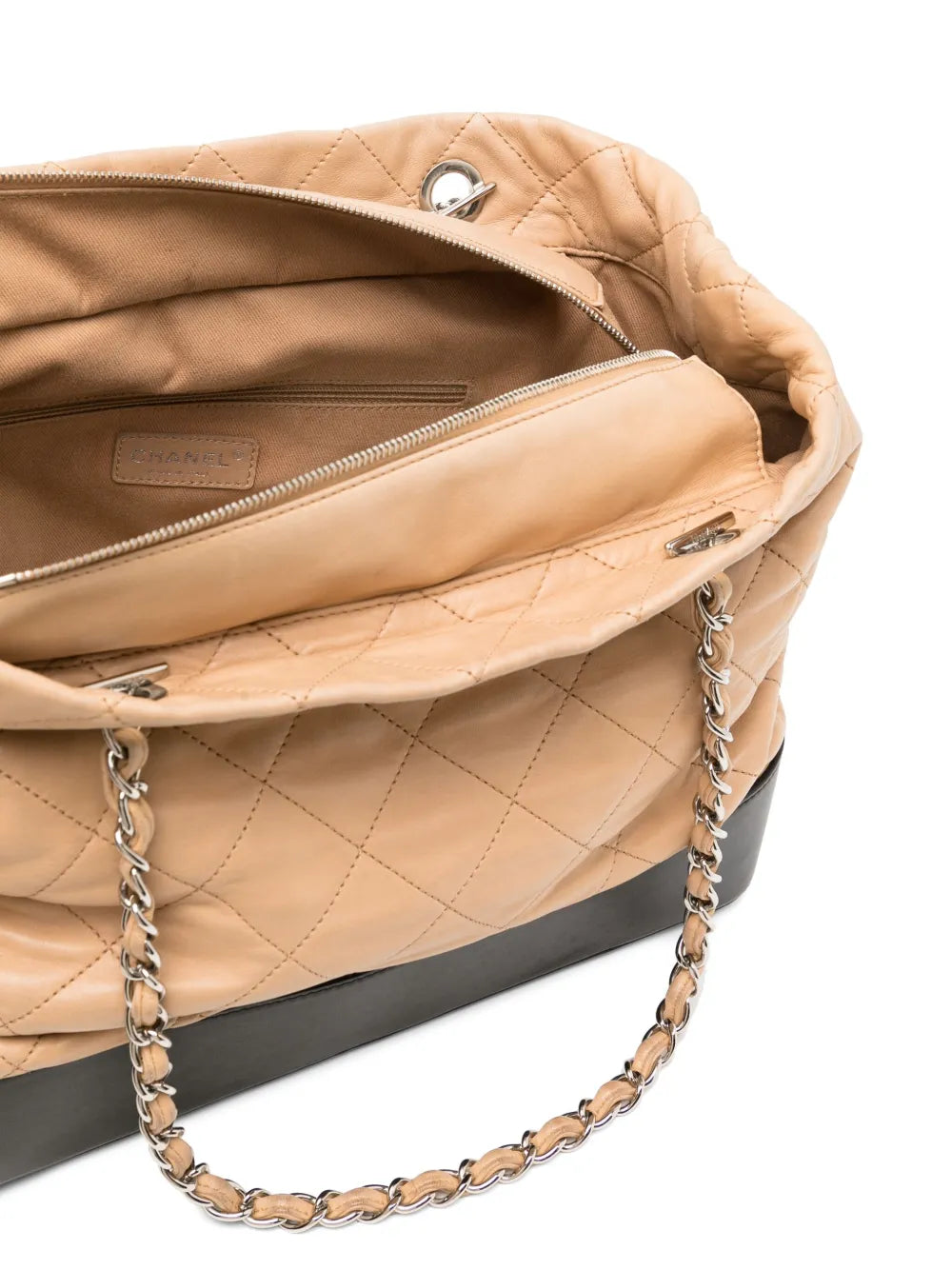 Pre-OwnedCHANEL Pre-Owned2010-2011 diamond-quilted tote bag