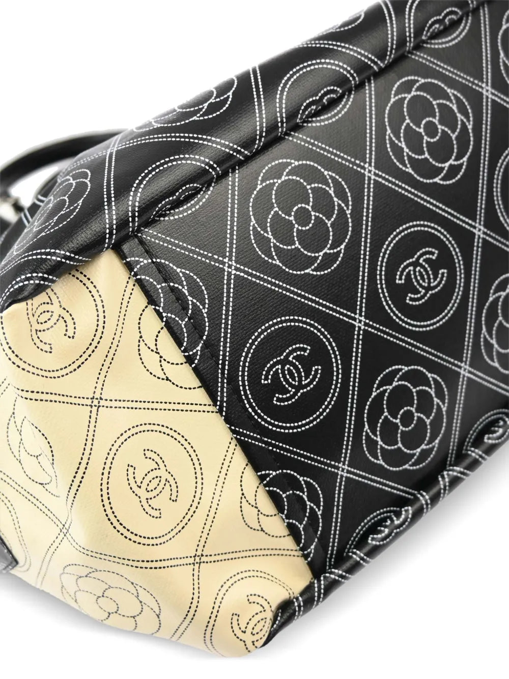 Pre-OwnedCHANEL Pre-Owned2017 Camellia tote bag