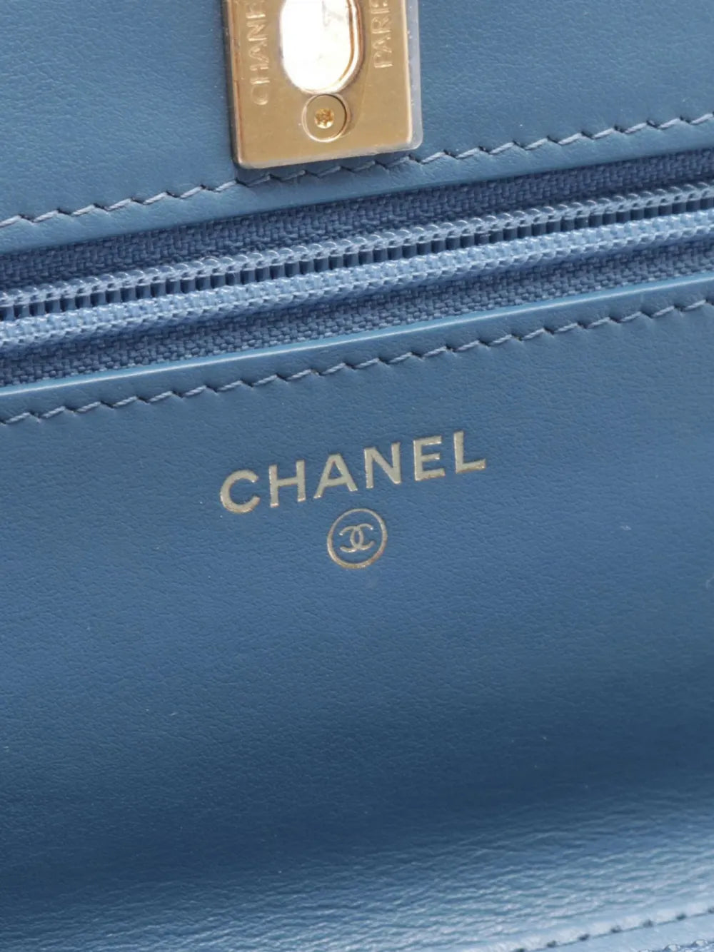 Pre-OwnedCHANEL Pre-Owned2021 CC turn-lock wallet-on-chain