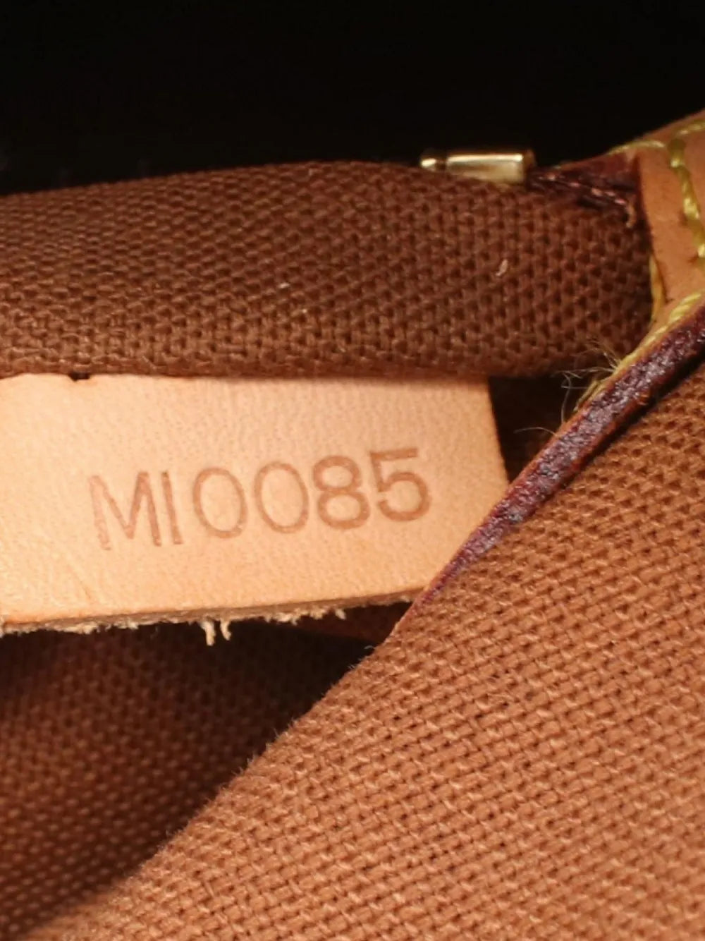 Pre-OwnedLouis Vuitton Pre-Owned2005 Batignolles Vertical shoulder bag