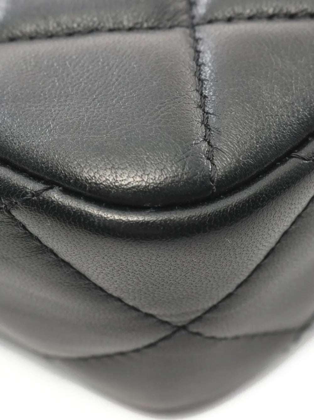 Pre-OwnedCHANEL Pre-Owned2021 diamond-quilted shoulder bag