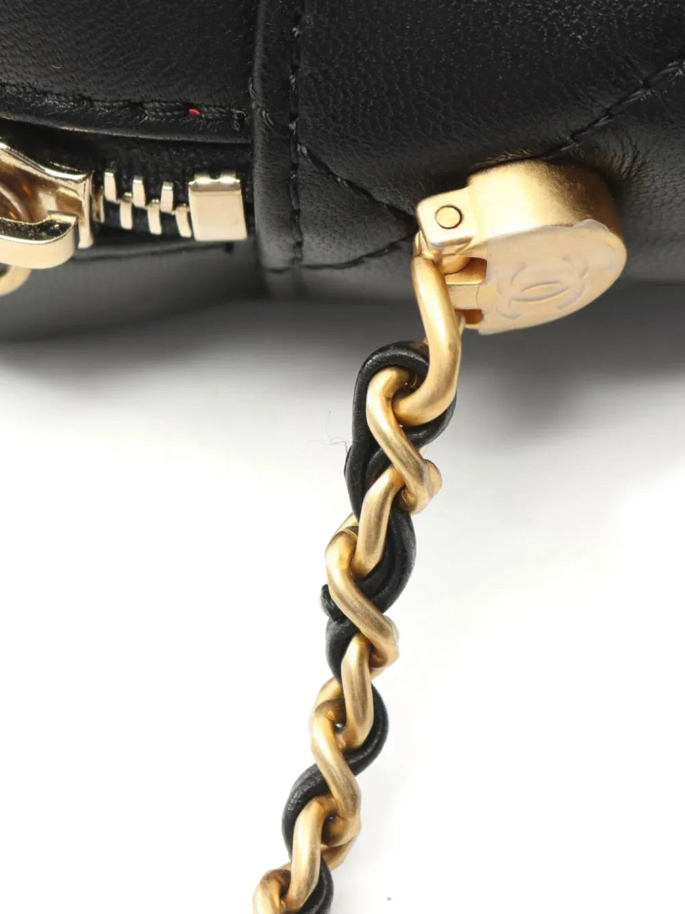 Pre-OwnedCHANEL Pre-Owned2021 diamond-quilted shoulder bag