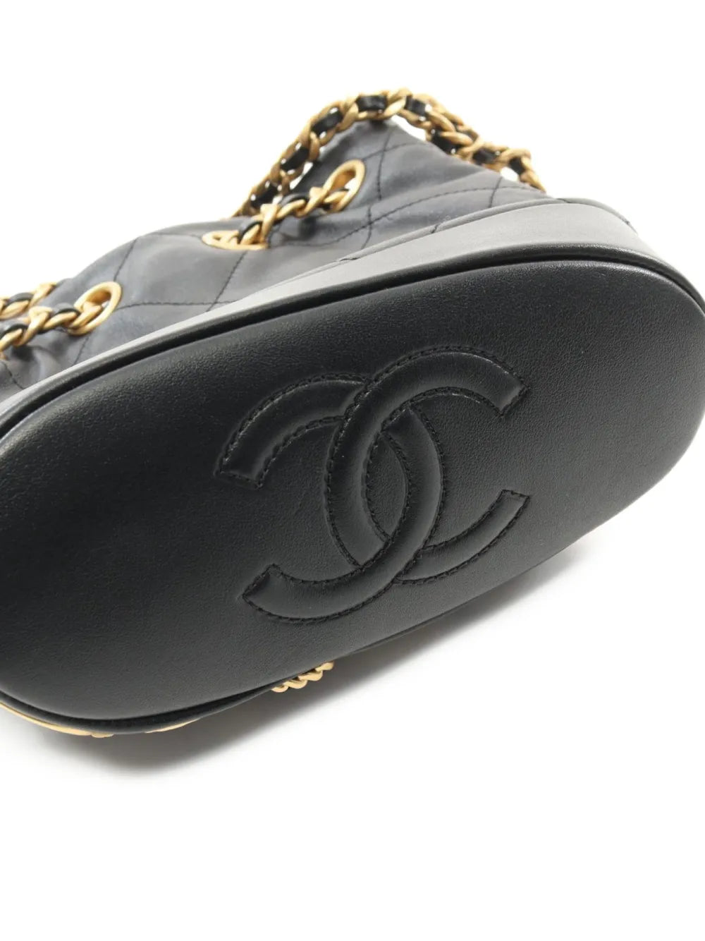 Pre-OwnedCHANEL Pre-Owned2021 matelassé bucket bag