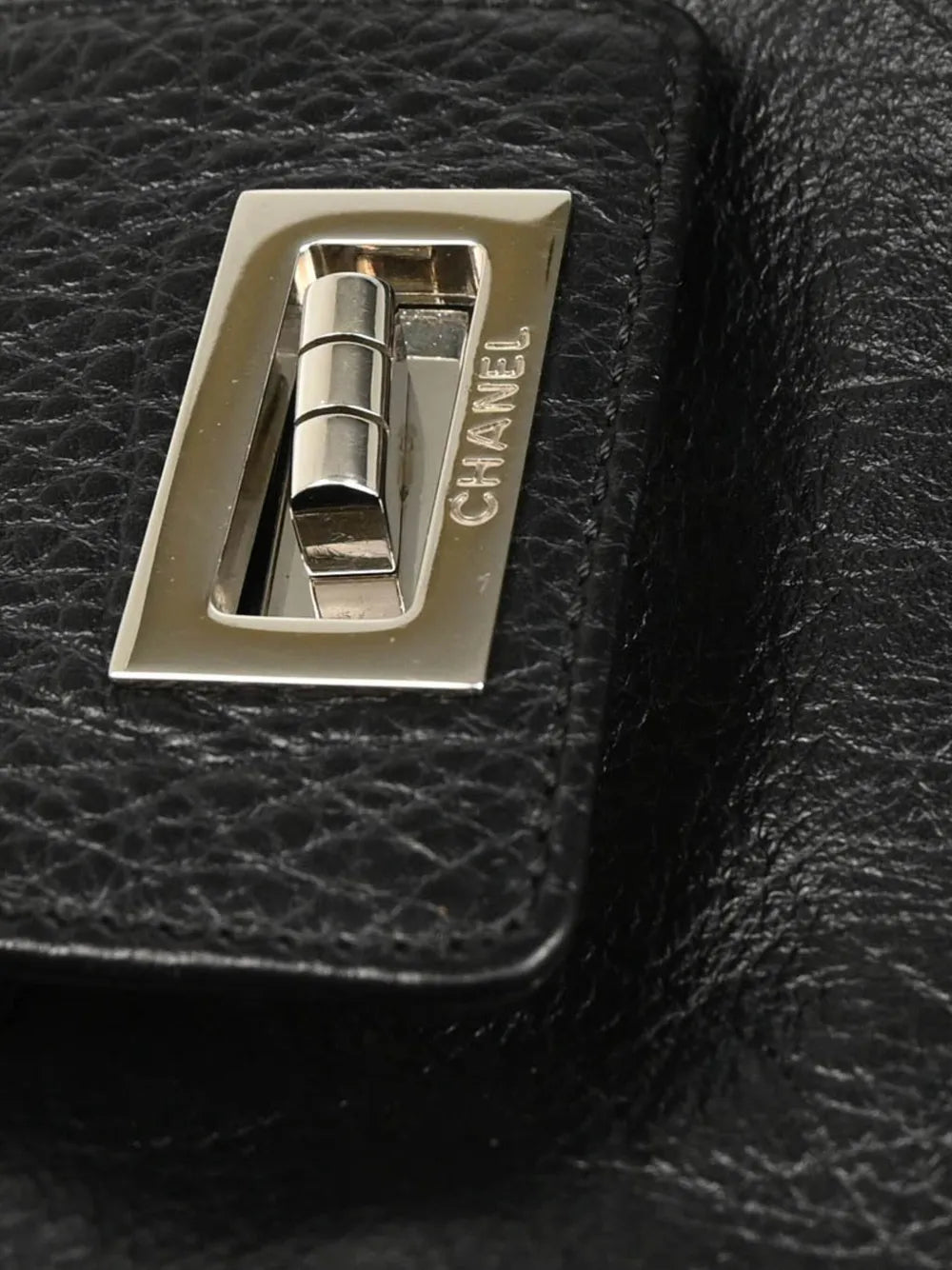 Pre-OwnedCHANEL Pre-Owned2003 grained-leather shoulder bag