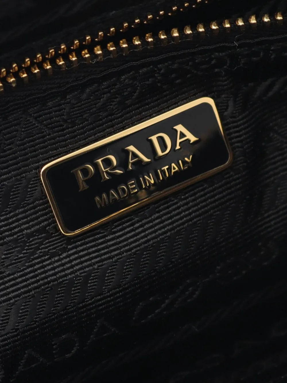 Pre-OwnedPrada Pre-Owned2020s logo plaque nylon clutch