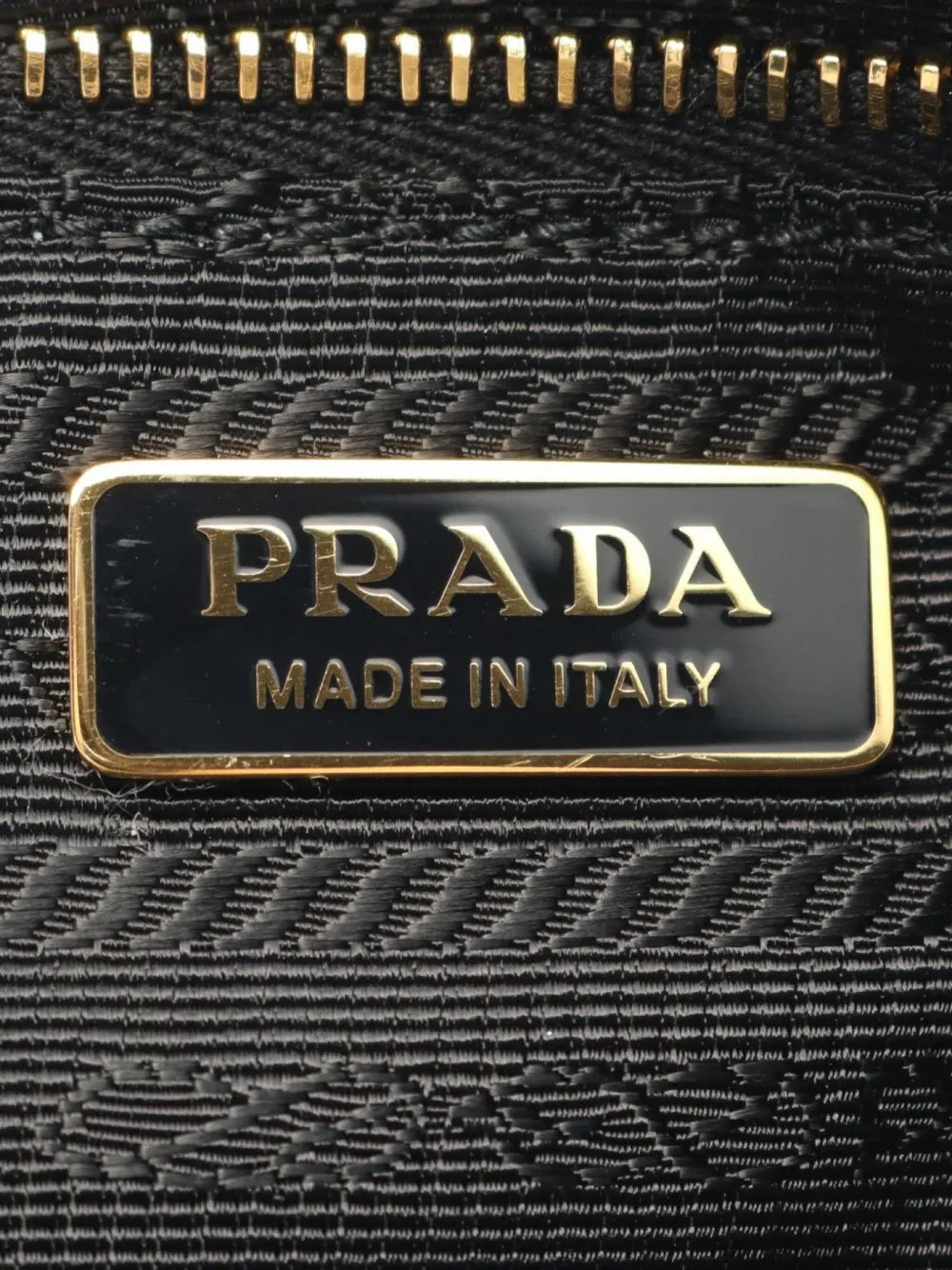 Pre-OwnedPrada Pre-Owned2020 logo-plaque leather bag