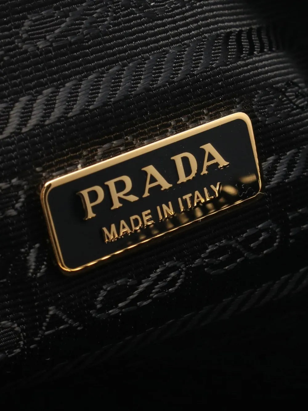 Pre-OwnedPrada Pre-Owned2020 Re-Edition 2002 leather shoulder bag