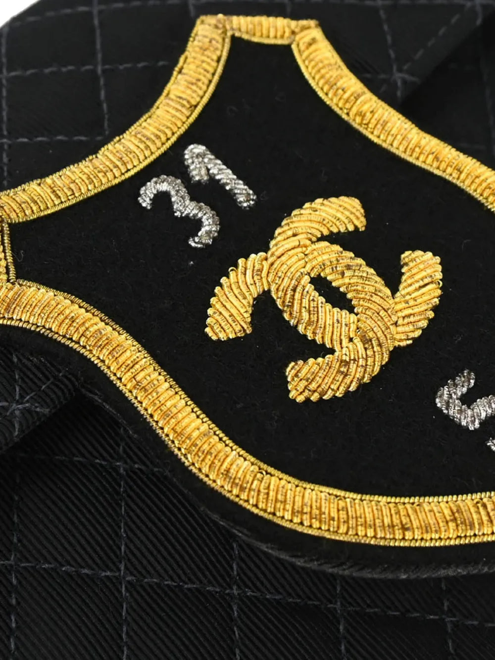 Pre-OwnedCHANEL Pre-Owned2005 Emblem quilted flap shoulder bag