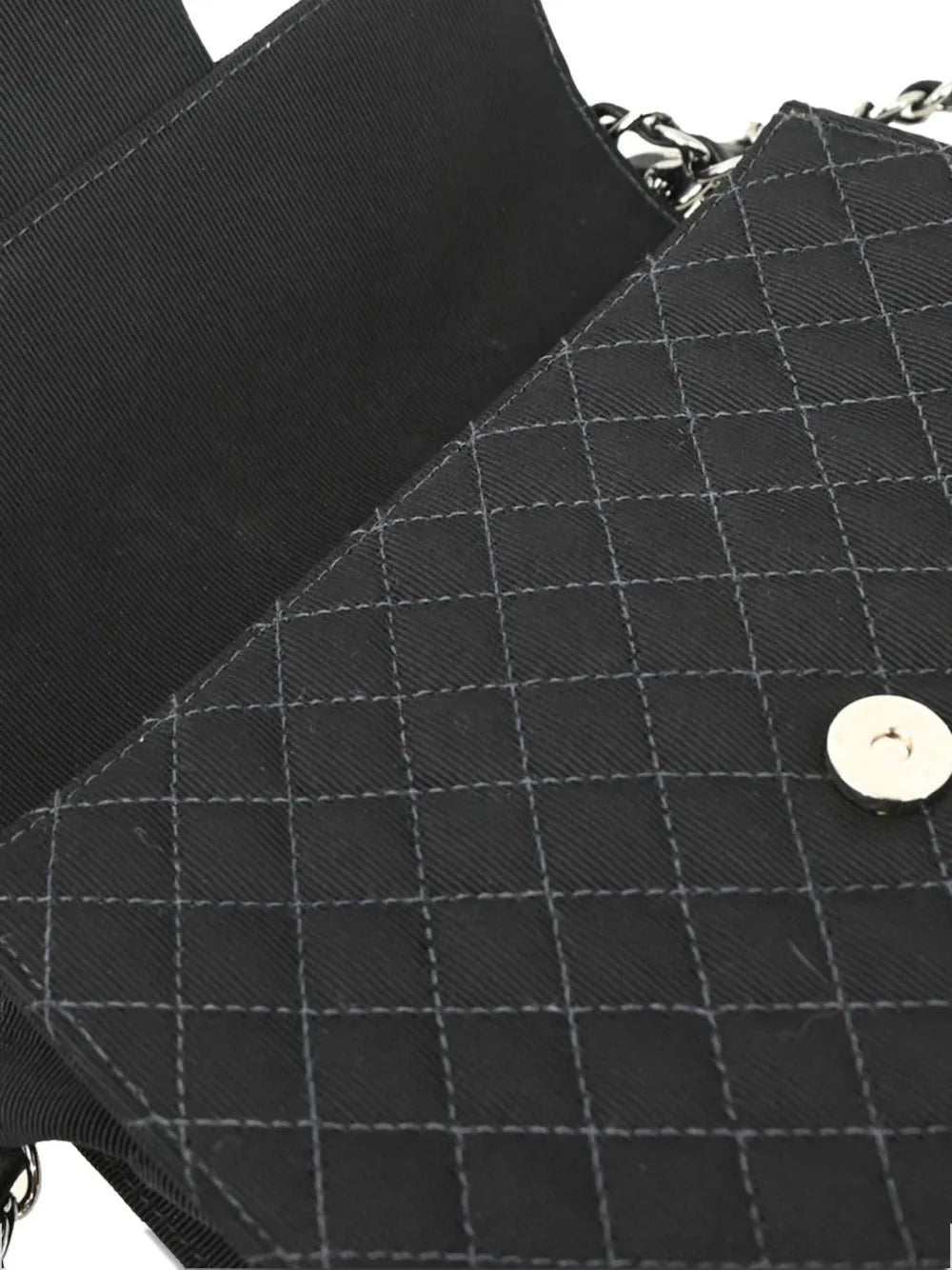 Pre-OwnedCHANEL Pre-Owned2005 Emblem quilted flap shoulder bag