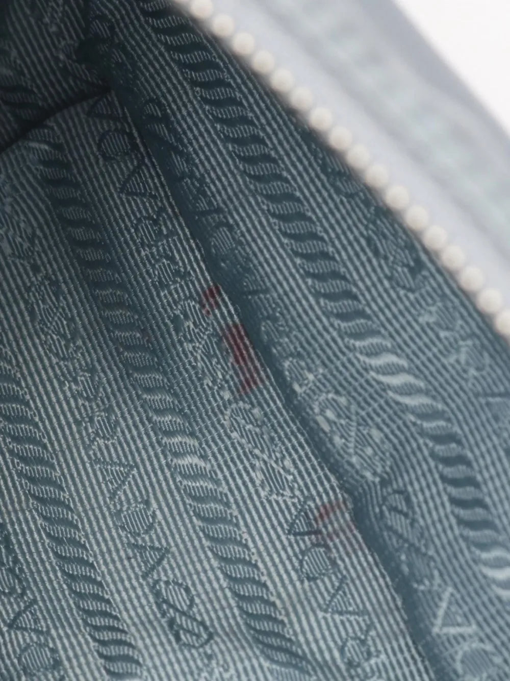 Pre-OwnedPrada Pre-Owned2000s Re-Edition 2005 shoulder bag