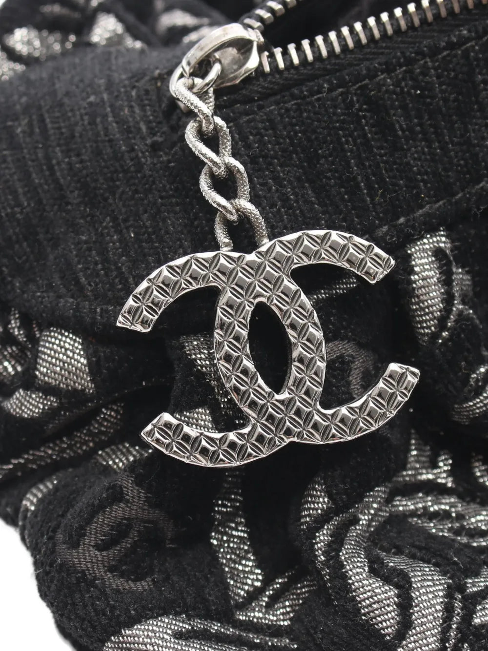Pre-OwnedCHANEL Pre-Owned2005-2006 chain-print shoulder bag