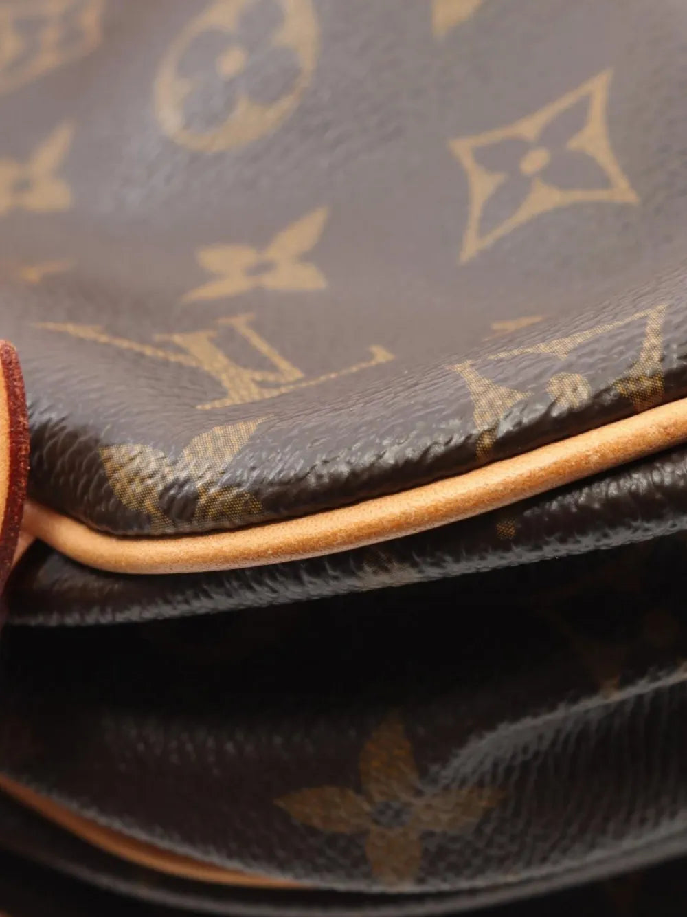 Pre-OwnedLouis Vuitton Pre-Owned2011 Saumur 30 shoulder bag