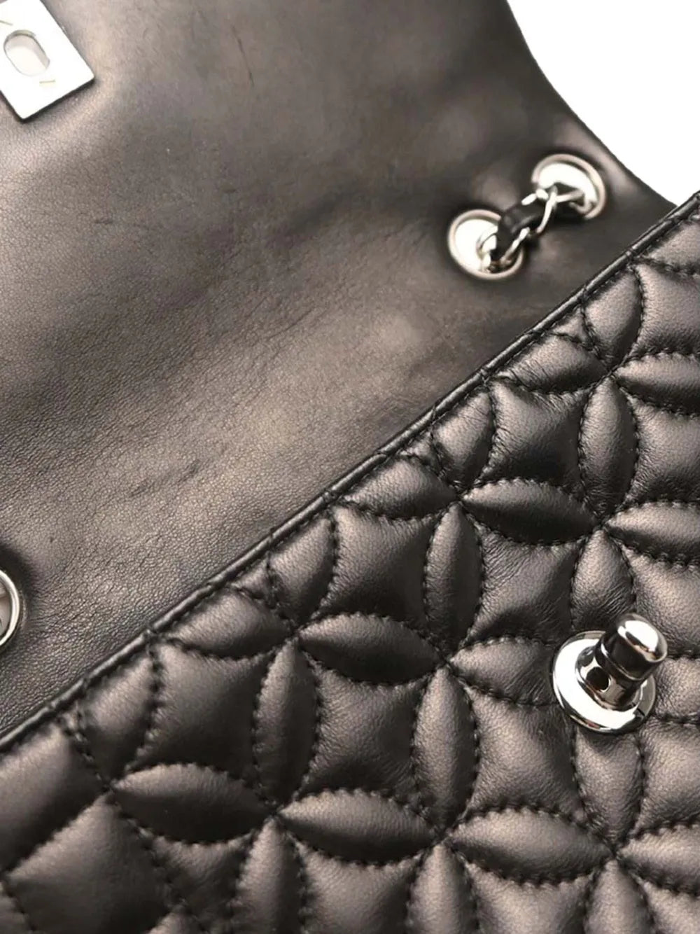 Pre-OwnedCHANEL Pre-Owned2006 Choco Bar flower-stitch lambskin shoulder bag