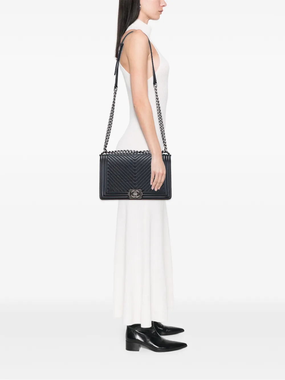 Pre-OwnedCHANEL Pre-Owned2014-2015 Medium Chevron Wrinkled Lambskin Boy Flap crossbody bag