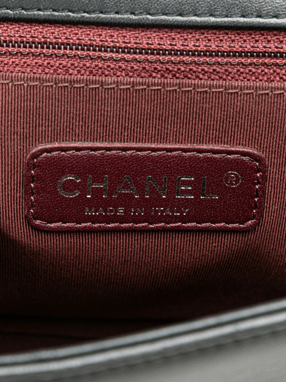 Pre-OwnedCHANEL Pre-Owned2014-2015 Medium Chevron Wrinkled Lambskin Boy Flap crossbody bag