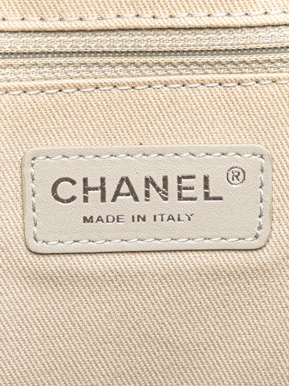 Pre-OwnedCHANEL Pre-Owned2016-2017 Small Glazed Calfskin Deauville tote bag