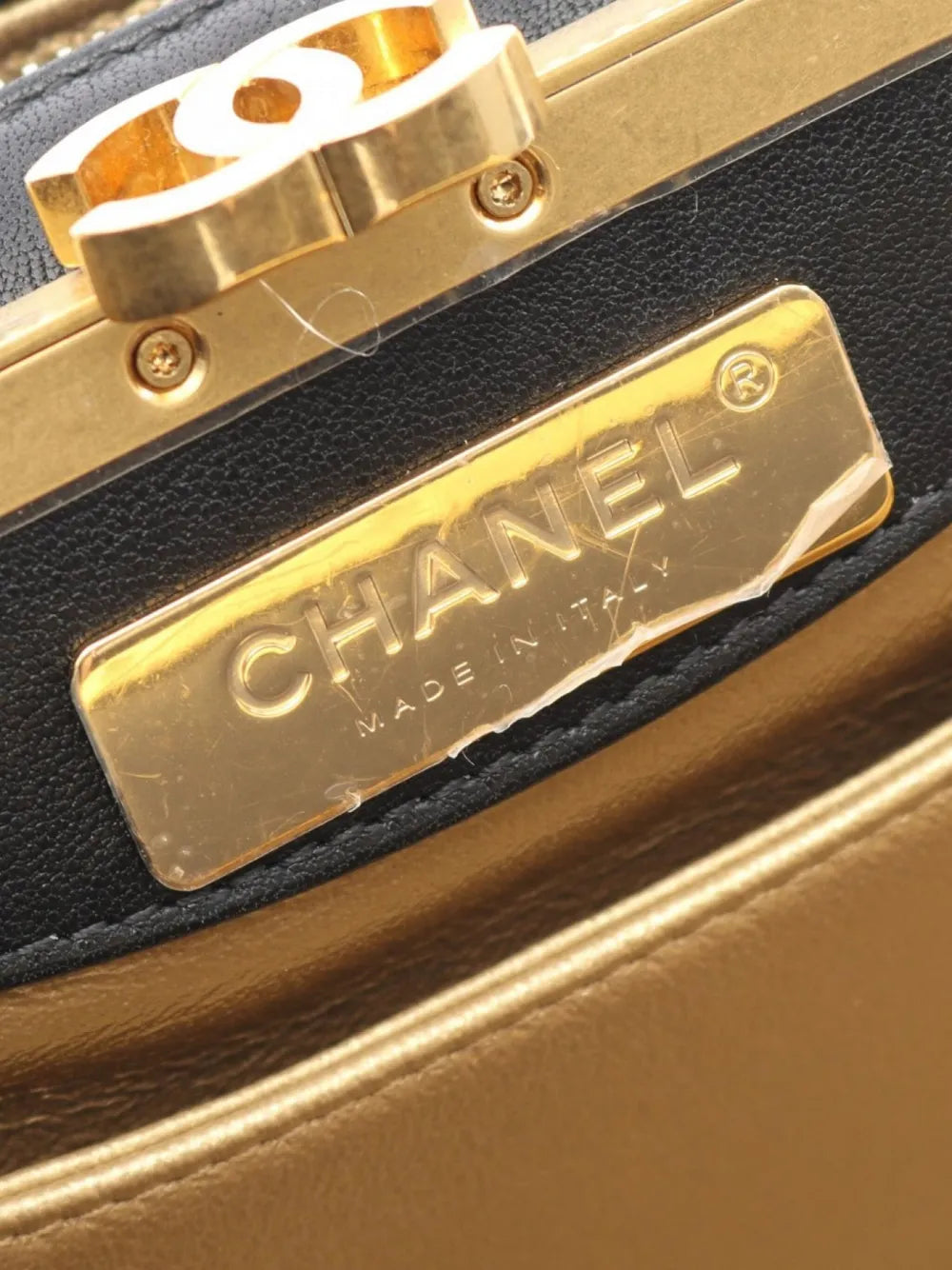 Pre-OwnedCHANEL Pre-Owned2019 croc-embossed leather shoulder bag