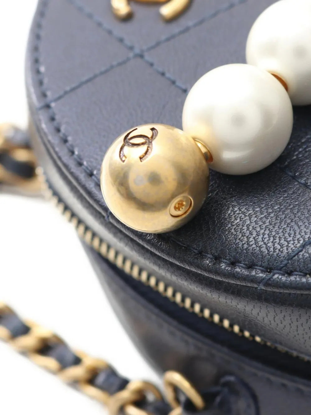 Pre-OwnedCHANEL Pre-Owned2019 mini Matelasse round shoulder bag