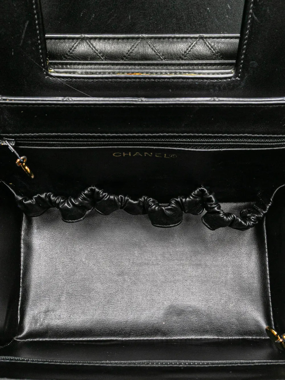 Pre-OwnedCHANEL Pre-Owned1994-1996 CC Stitched Calfskin Turnlock Case vanity bag