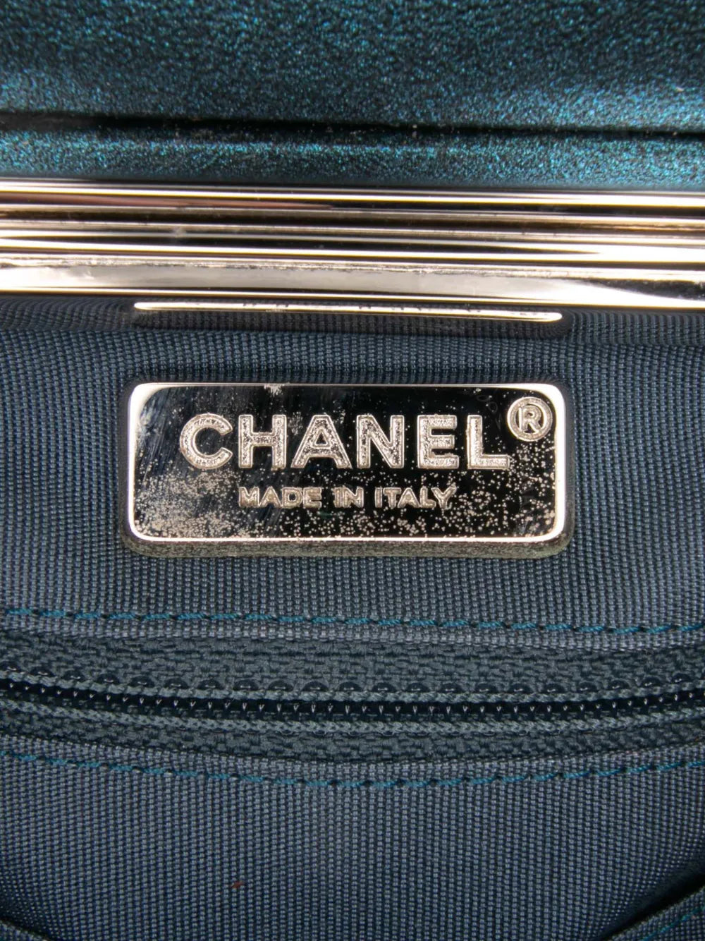 Pre-OwnedCHANEL Pre-Owned2016-2017 CC Metallic Calfskin Case vanity bag