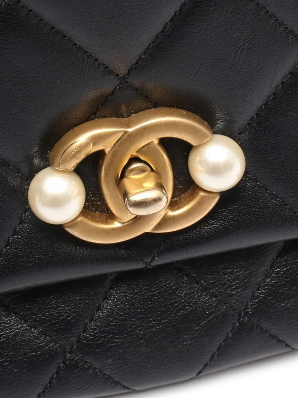 Pre-OwnedCHANEL Pre-Owned2021 matelasspearl-detail shoulder bag