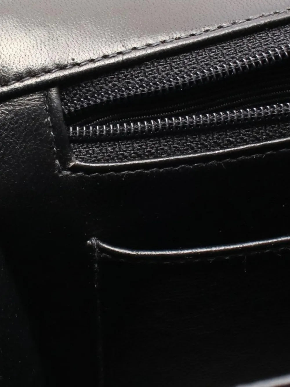 Pre-OwnedCHANEL Pre-Owned1990s matelassé chain shoulder bag