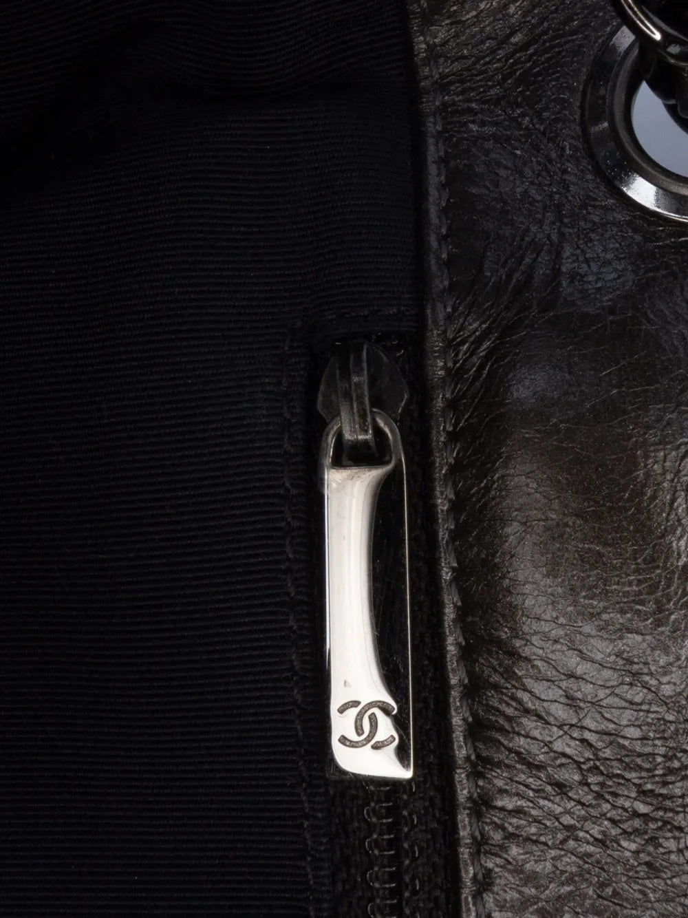 Pre-OwnedCHANEL Pre-Owned2010-2011 Medium Quilted Metallic Aged Calfskin Chain Me Flap shoulder bag