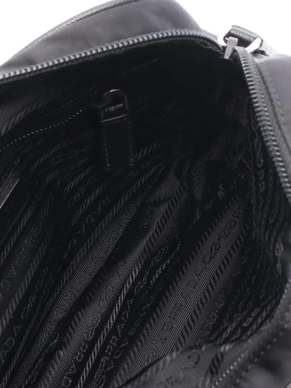 Pre-OwnedPrada Pre-Owned2010s Tessuto shoulder bag