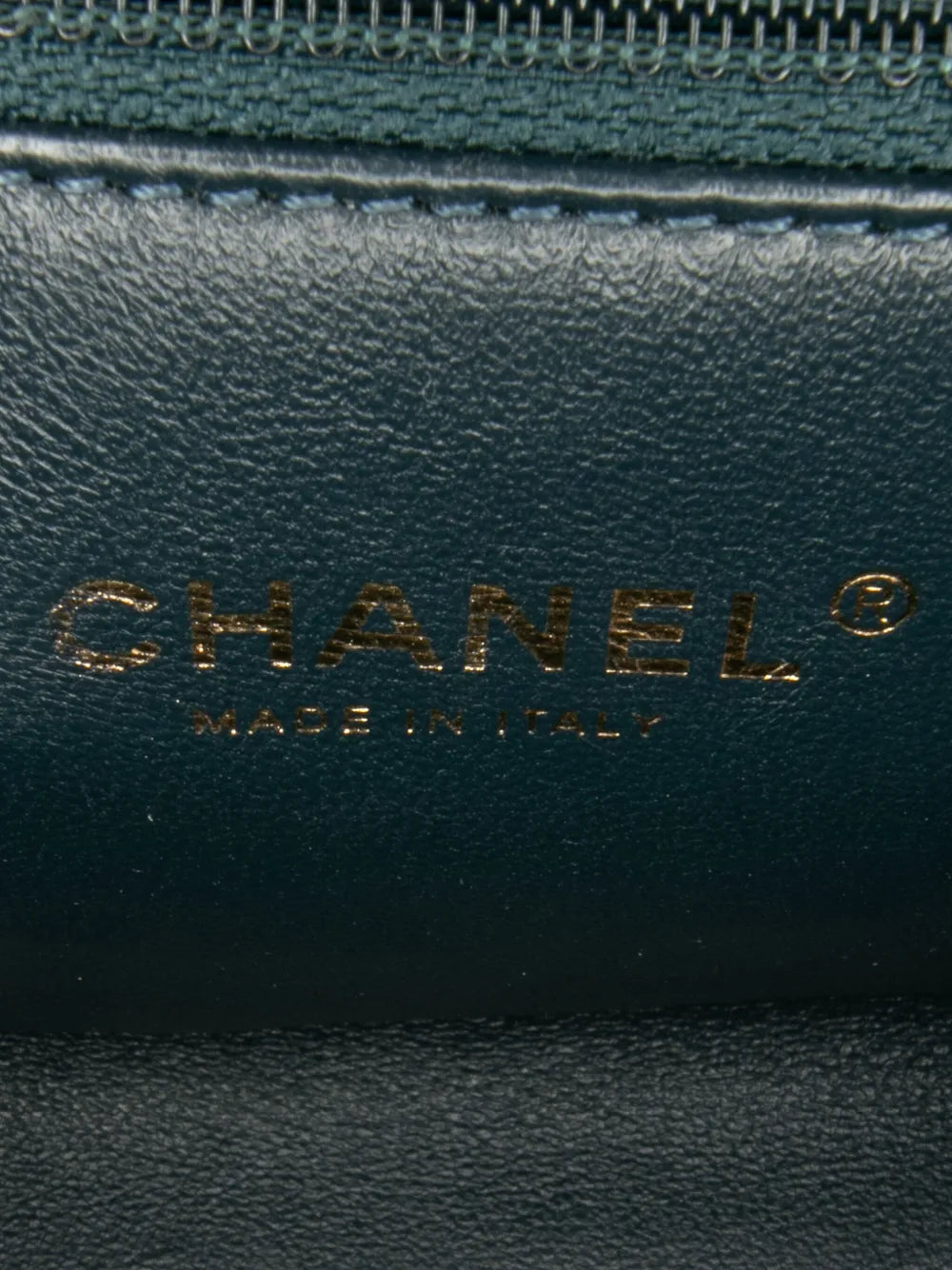 Pre-OwnedCHANEL Pre-Owned2018-2019 CC Chevron Calfskin Medal Flap crossbody bag