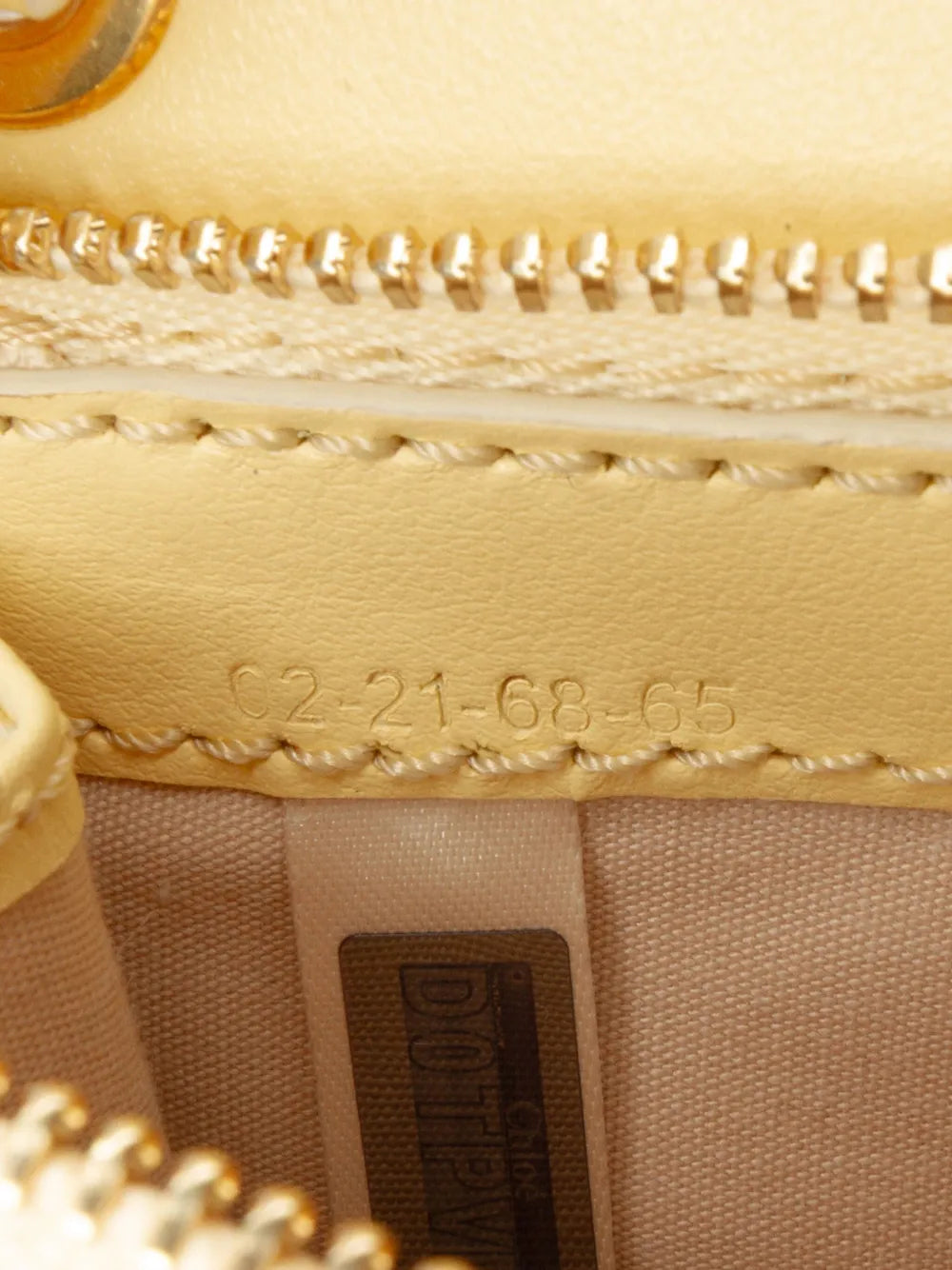 Pre-OwnedChlo?Pre-Owned2021 Leather Harrison Eyeglasses and Phone Pouch crossbody bag