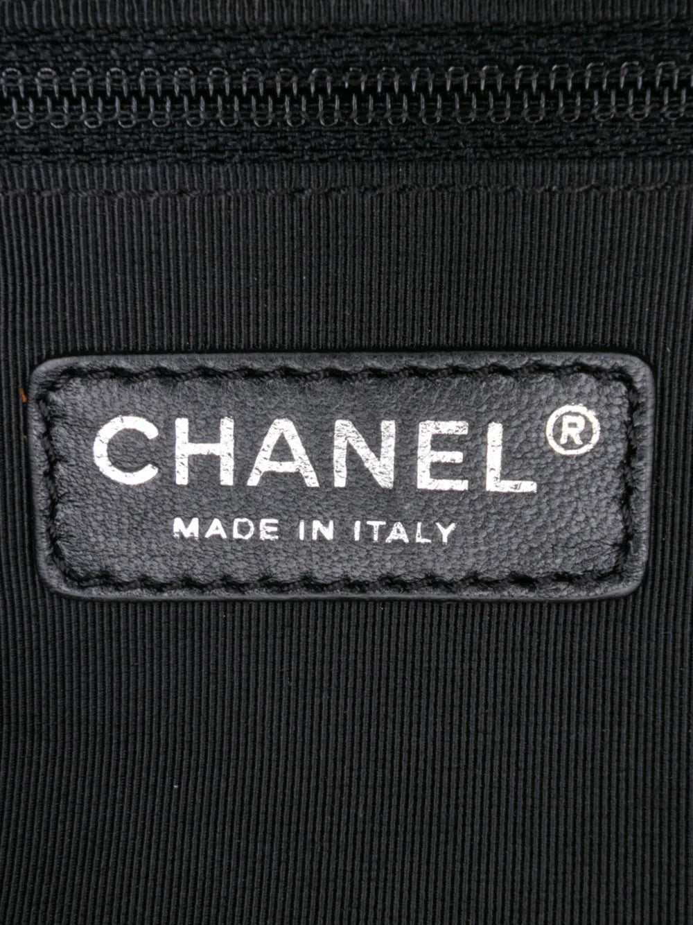 Pre-OwnedCHANEL Pre-Owned2009-2010 CC Quilted Lambskin Zip shoulder bag