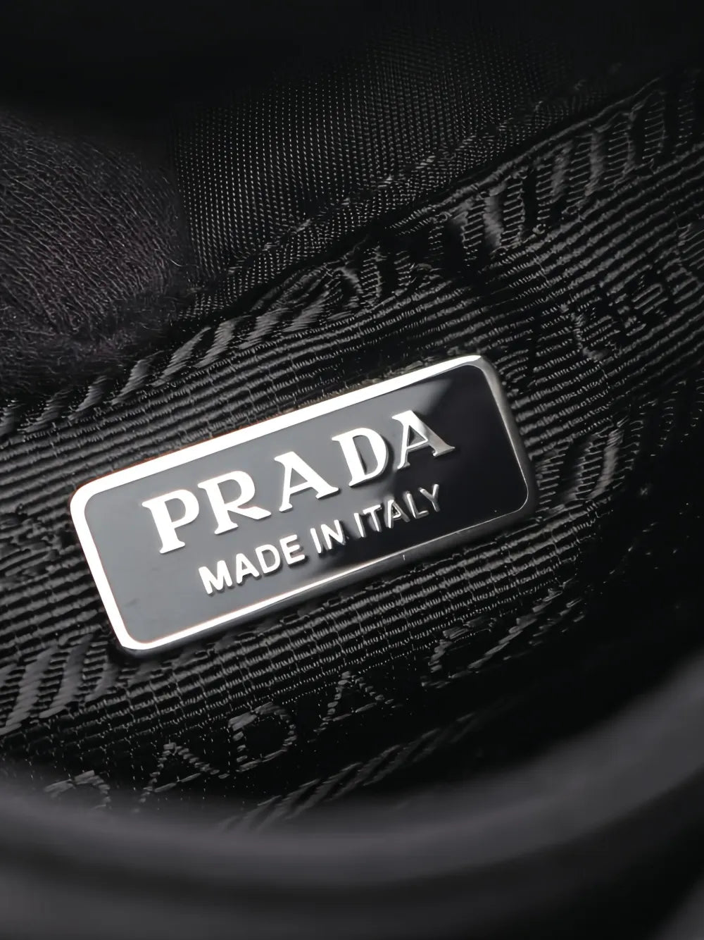Pre-OwnedPrada Pre-Ownedlogo-plaque tote bag