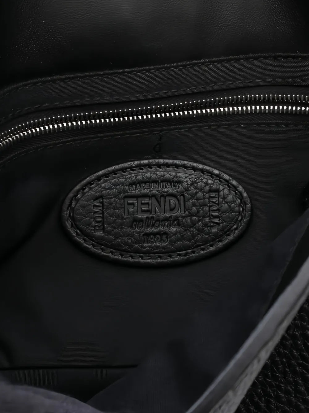 Pre-OwnedFendi Pre-Owned10s logo-plaque leather belt bag