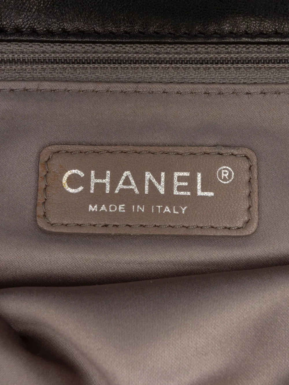Pre-OwnedCHANEL Pre-Owned2010-2011 Quilted Metallic Distressed Lambskin CC Crystal Flap shoulder bag