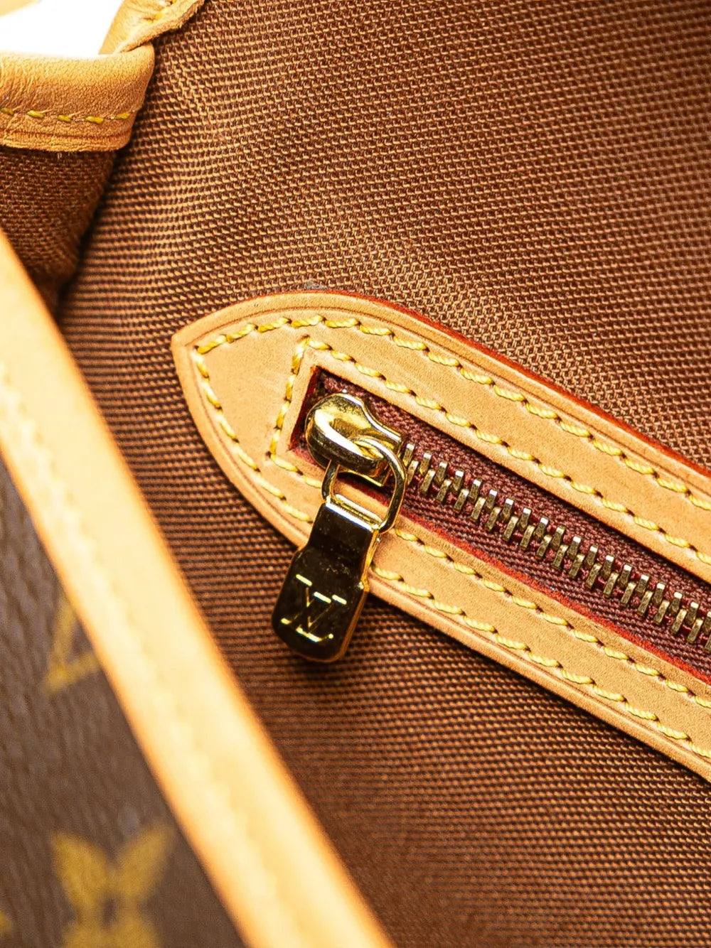 Pre-OwnedLouis Vuitton Pre-Owned2002 Monogram Sologne crossbody bag