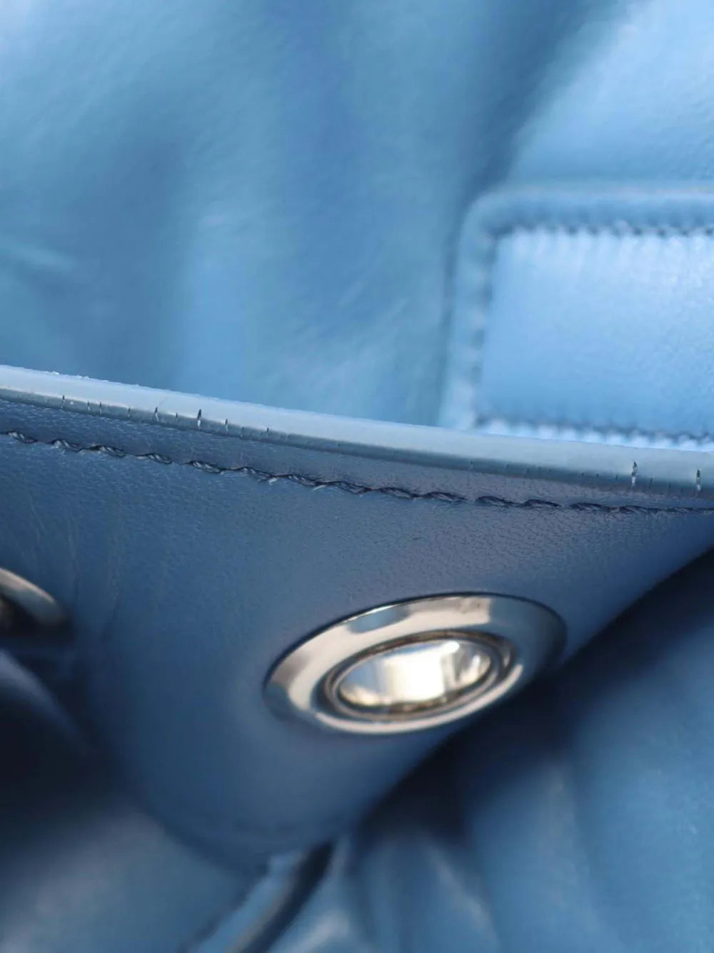 Pre-OwnedPrada Pre-Owned2013-2025 Nappa Soft Padded Re Edition 2002 Moon satchel