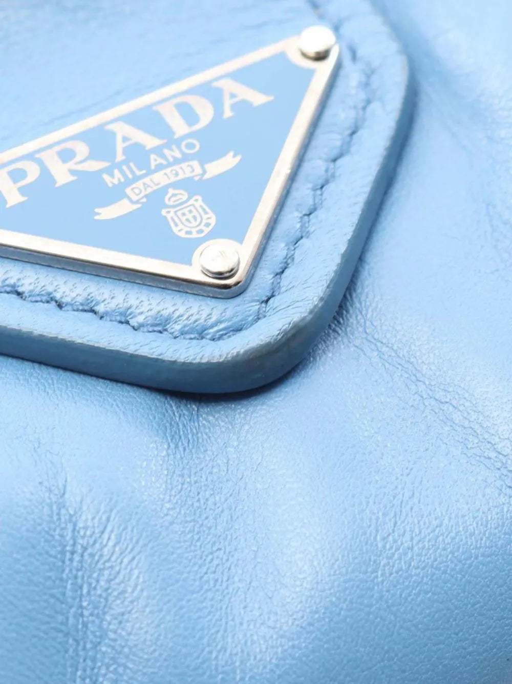 Pre-OwnedPrada Pre-Owned2013-2025 Nappa Soft Padded Re Edition 2002 Moon satchel