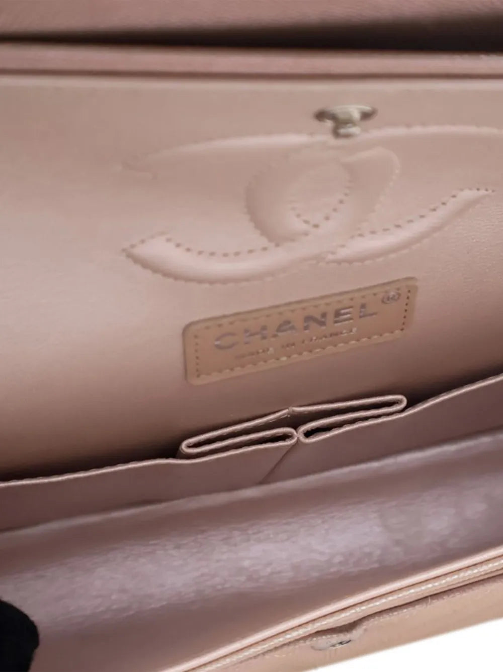Pre-OwnedCHANEL Pre-Owned2017-2018 Medium Classic Chevron Iridescent Caviar Double Flap shoulder bag