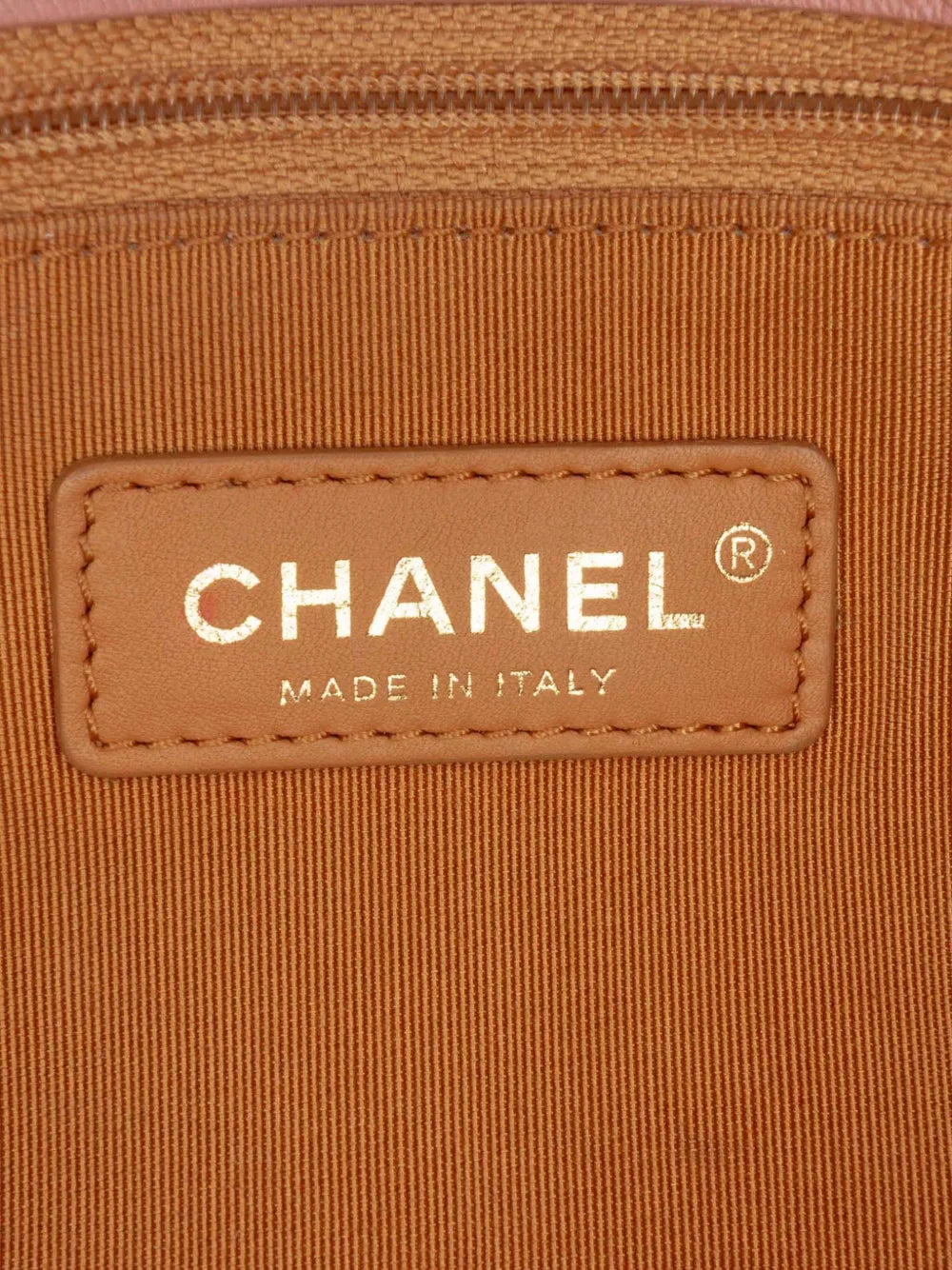Pre-OwnedCHANEL Pre-Owned2019 Quilted Lambskin Curved Flap crossbody bag