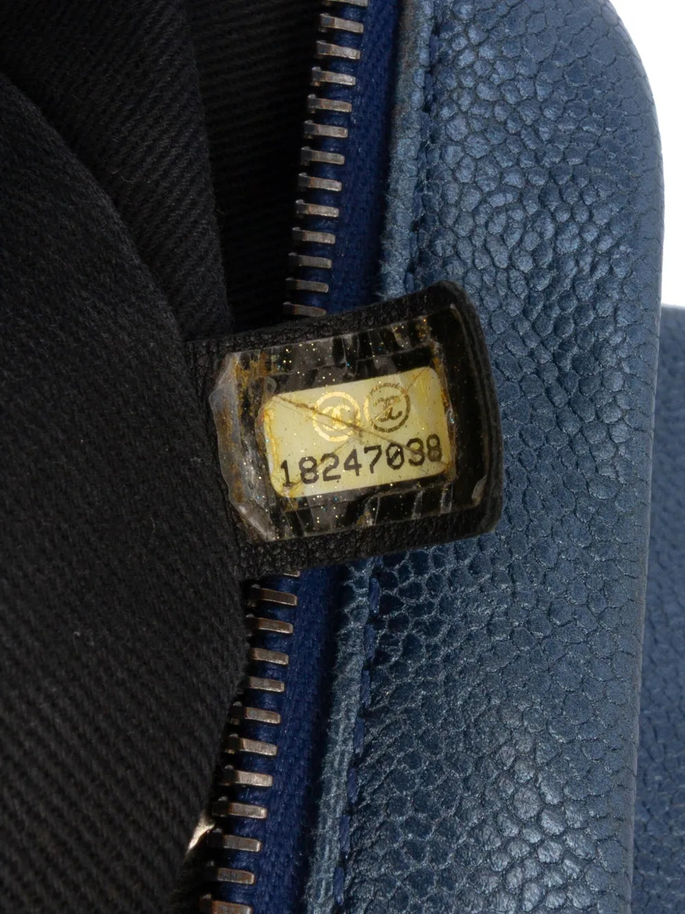 Pre-OwnedCHANEL Pre-Owned2013-2014 Jumbo Quilted Iridescent Caviar Easy Flap shoulder bag