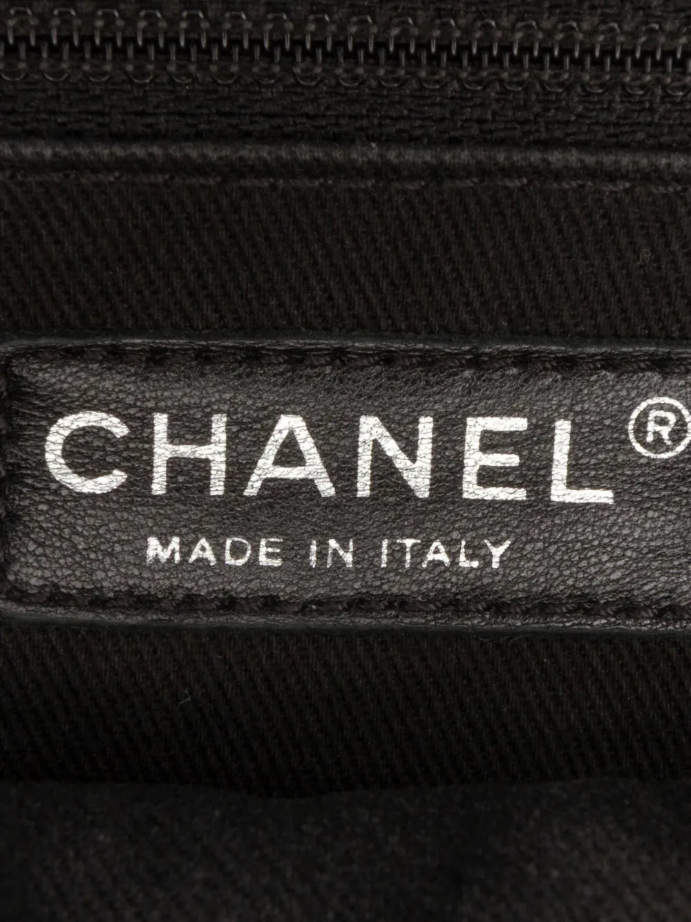 Pre-OwnedCHANEL Pre-Owned2013-2014 Jumbo Quilted Iridescent Caviar Easy Flap shoulder bag