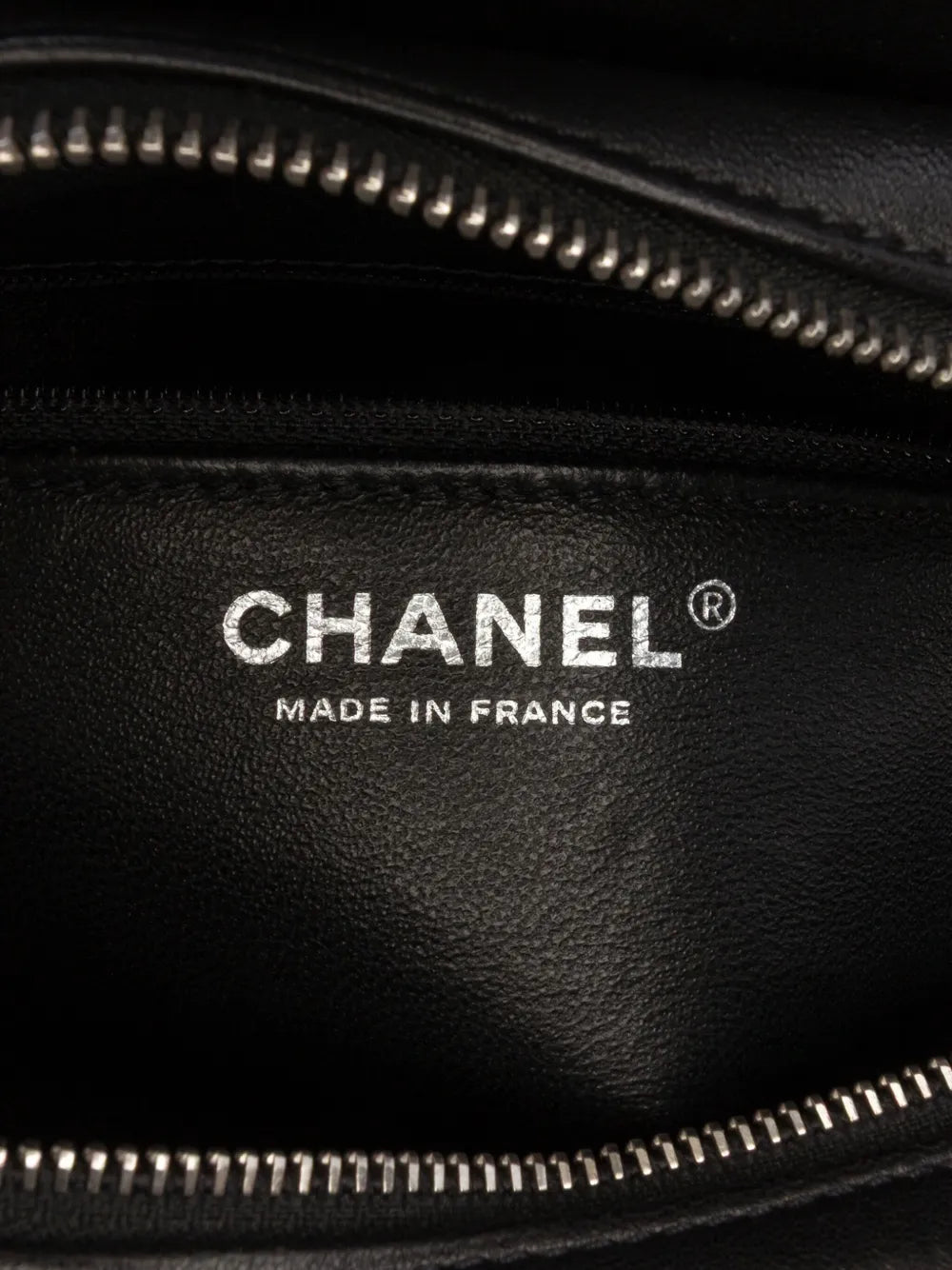 Pre-OwnedCHANEL Pre-Owned2016-2017 Tweed and Resin Zipped Chain Shopping Bag crossbody bag