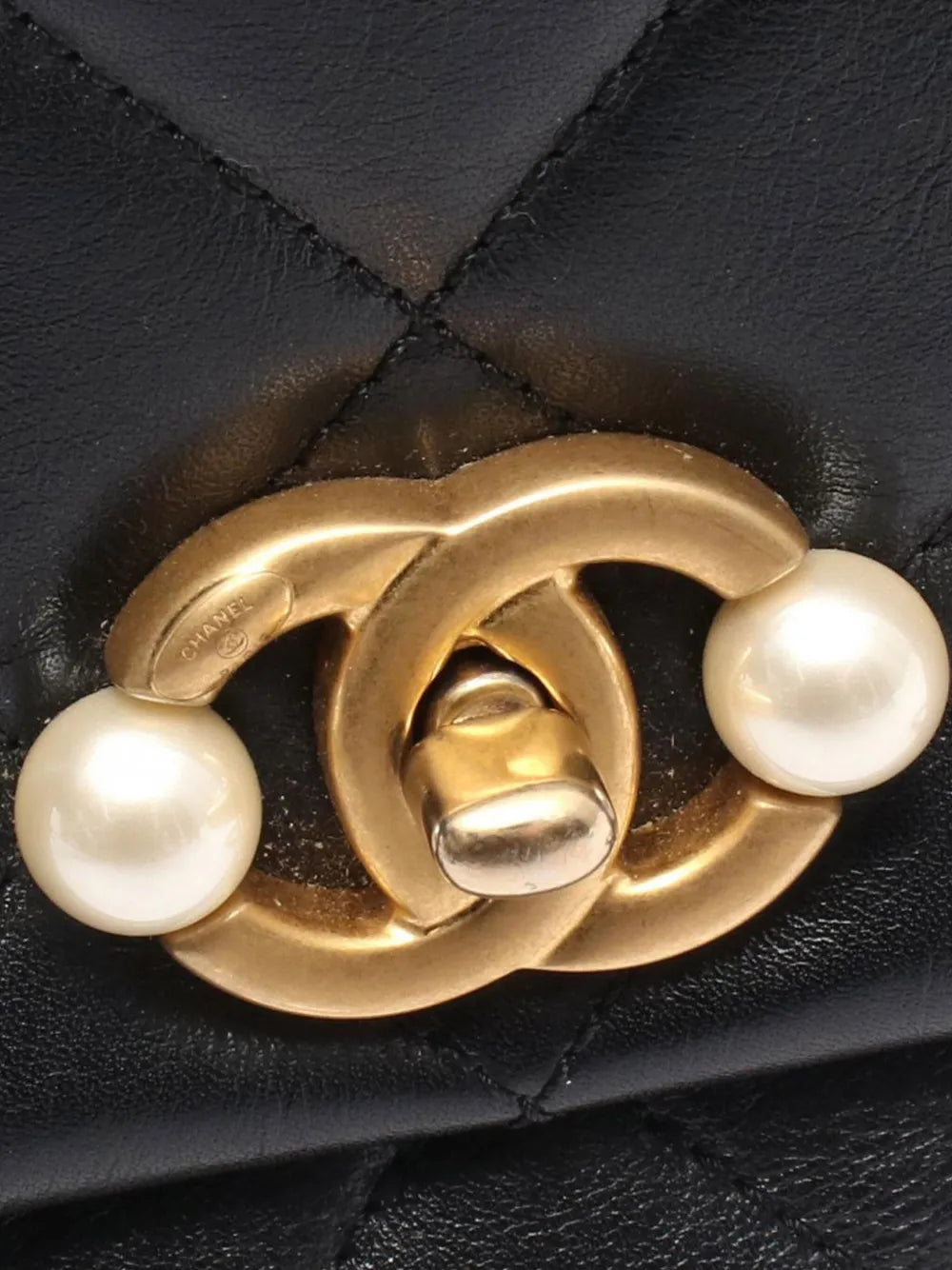 Pre-OwnedCHANEL Pre-Owned2021-2025 Small CC Glazed Calfskin Imitation Pearls Flap crossbody bag