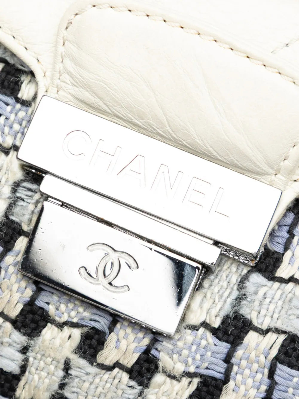 Pre-OwnedCHANEL Pre-Owned2004-2005 Tweed and Calfskin Woven Single Flap shoulder bag